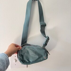 Lululemon everywhere belt Bag in tidewater teal